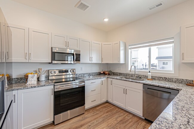 Building Photo - AVAILABLE TODAY - 3 Bed 2.5 Bath Townhome ...
