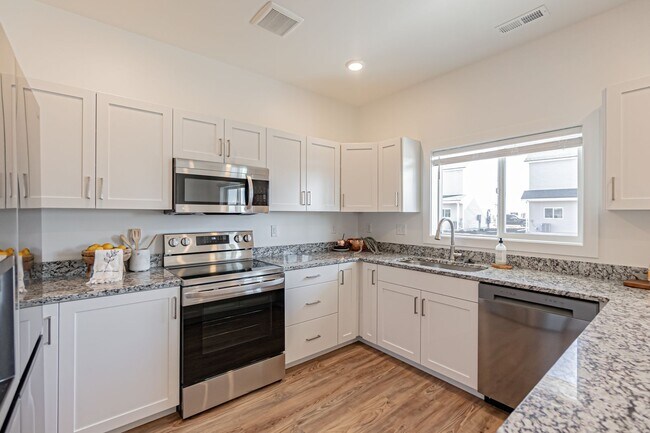 Building Photo - Modern 3 Bed 2.5 Bath Townhome located in Sugar City!