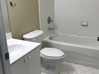 Building Photo - 2621 SE 12th Rd