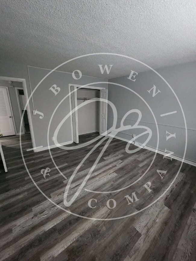 Building Photo - 2 bed 2 bath first floor apartment- Ottawa...