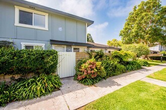 Building Photo - Huntington Beach Townhouse