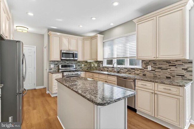 Building Photo - 2410 Dakota Lakes Dr