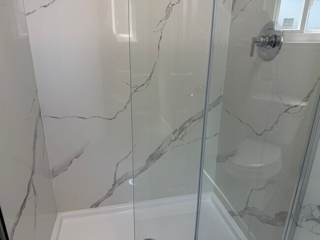 Building Photo - Absolutely gorgeous 3 bedroom 2 bath house