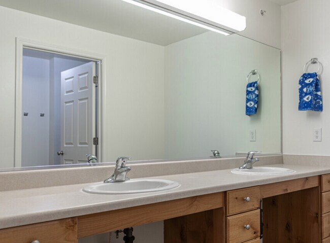 Building Photo - Apartments @ Falls Crossing Phase "1" (A,B,C)