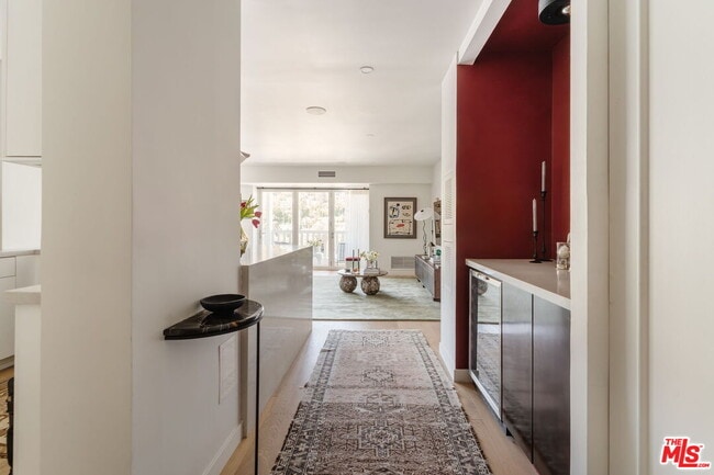 Building Photo - 999 N Doheny Dr