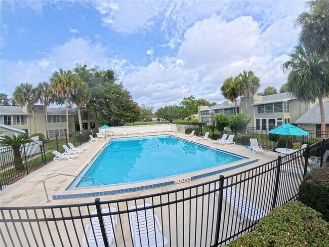 Building Photo - 553 Fairways Cir