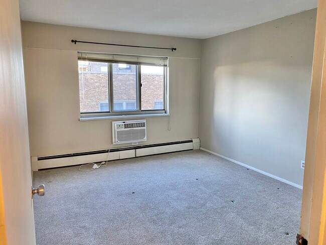 Building Photo - 1919 N Summit Ave