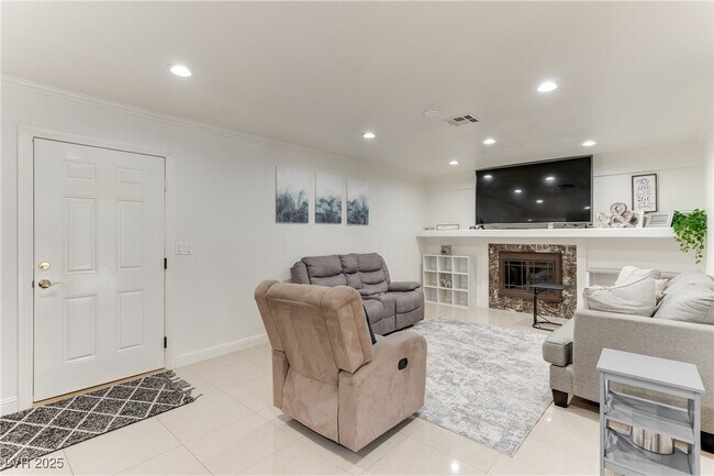 Building Photo - 2121 Rosanna St