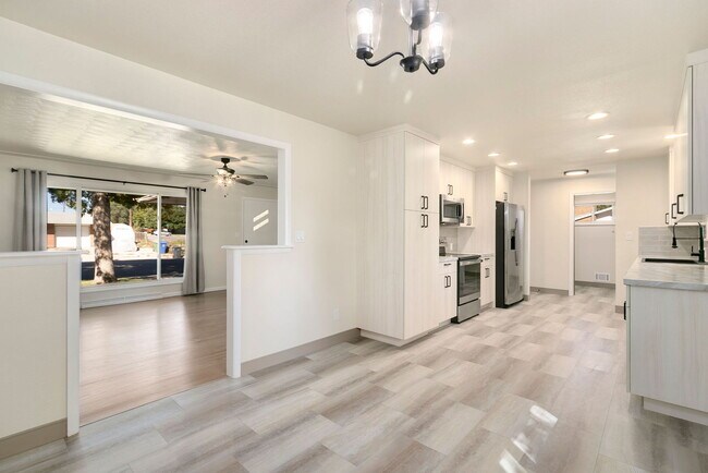 Building Photo - 1726 Cameo