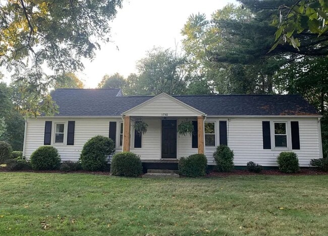 Primary Photo - 2 bedrooms, great location!
