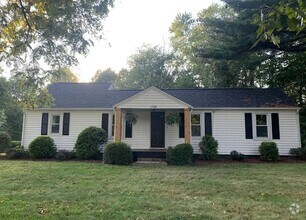 Building Photo - 2 bedrooms, great location!