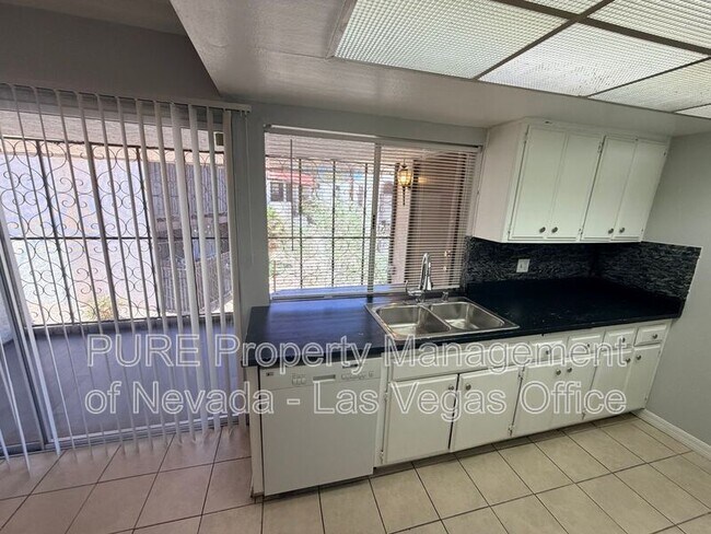Building Photo - 1405 E Vegas Valley Dr