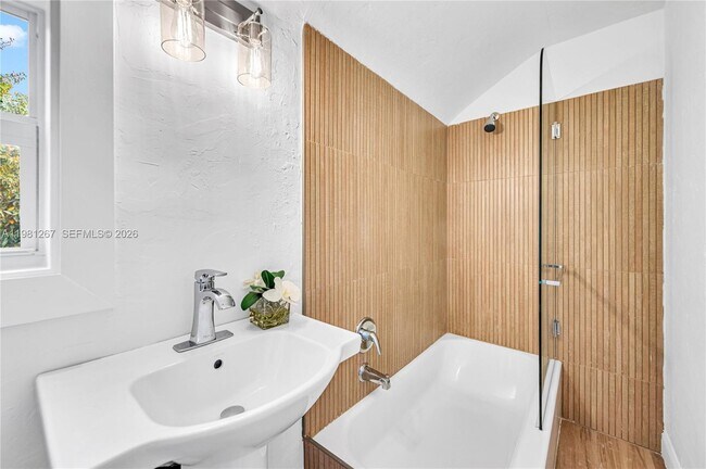 Building Photo - 1960 NE 182nd St