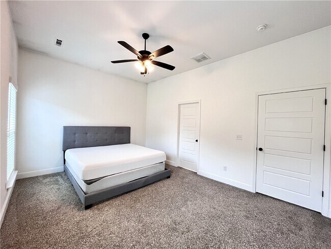 Building Photo - 5909 NW Reynolds St