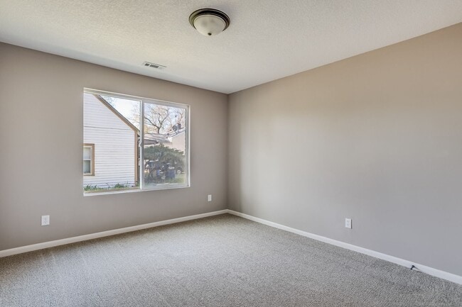 Building Photo - Perfect 2 Bed 1 Bath