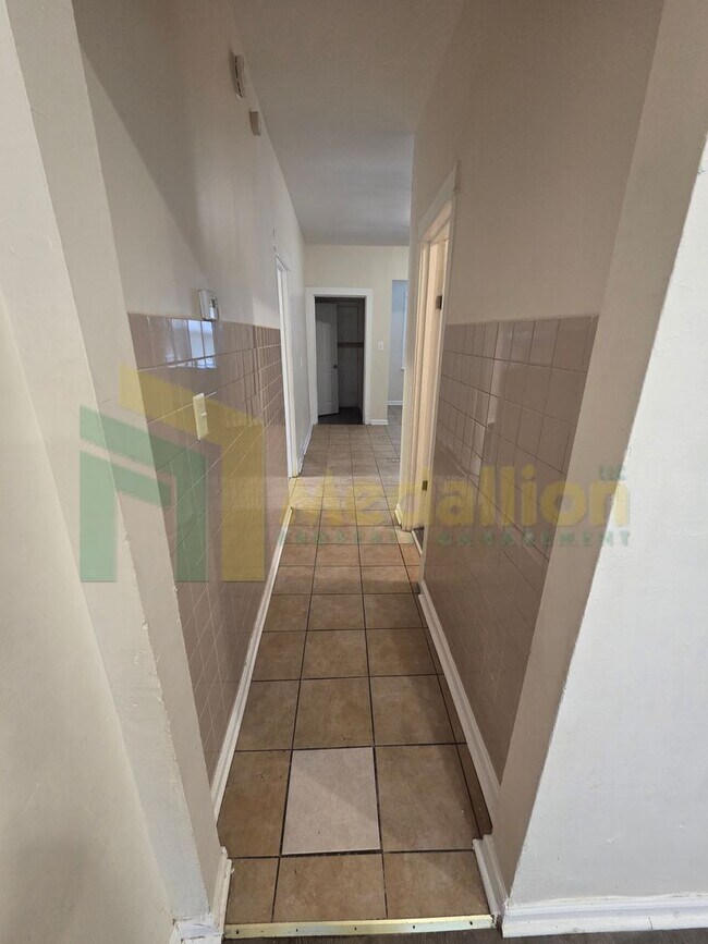 Building Photo - Spacious 3-Bedroom Home with Modern Update...