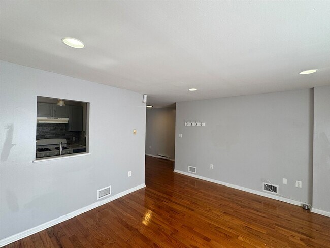 Building Photo - 12 Bayview Ave