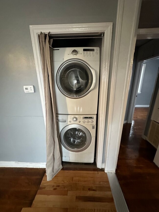 Building Photo - 3 bed 2 bath house on North Side! All electric, Central Air, laundry included, big yard