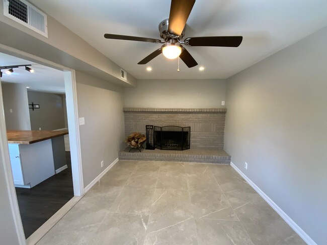 Building Photo - 3 Bedroom Updated Single Story Home Availa...