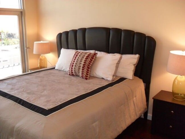 Building Photo - Panorama Towers / Villa Style Condo on two...