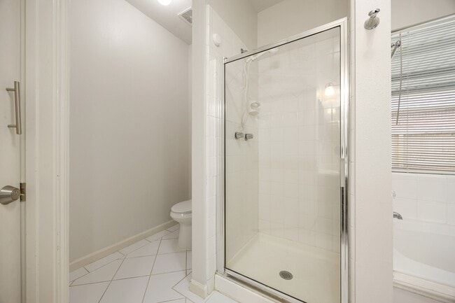Building Photo - 10215 Hedge Way Dr