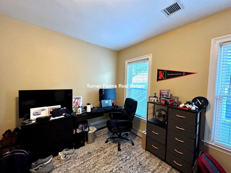 Building Photo - 44 Hillside St