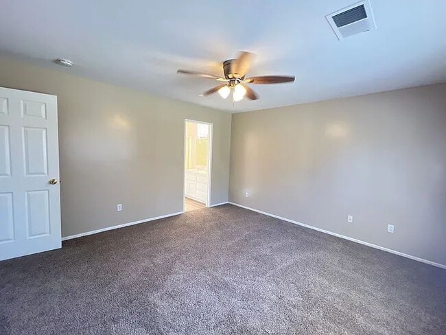 Building Photo - Come check out this beautiful 3 bedroom 2 bath home