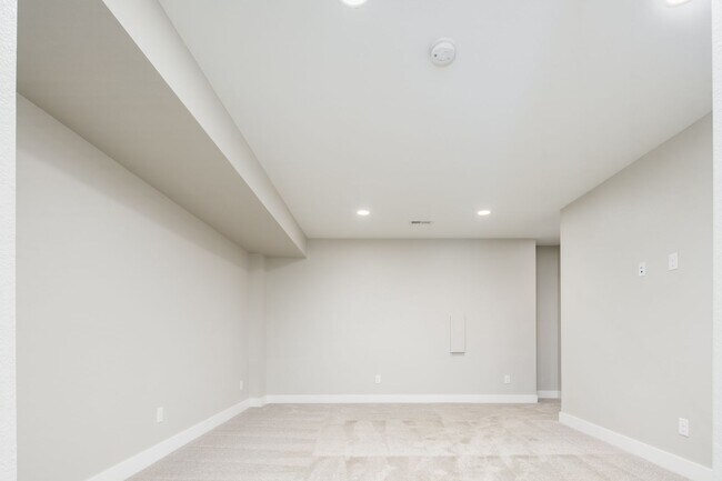 Building Photo - Modern 3 bed / 4 bath, 3 story townhome!