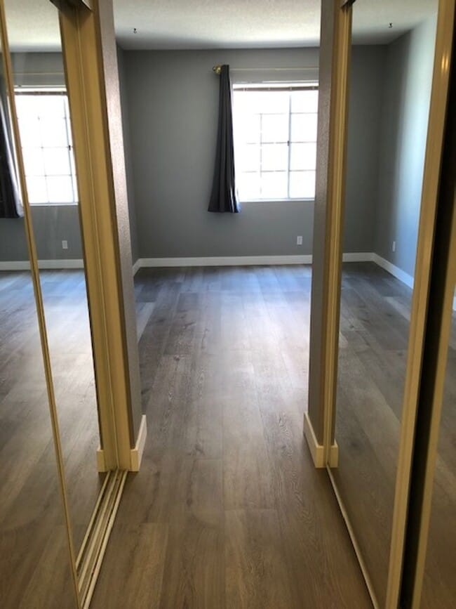 Building Photo - Beautiful 3 bedroom 2 bath Townhome across...