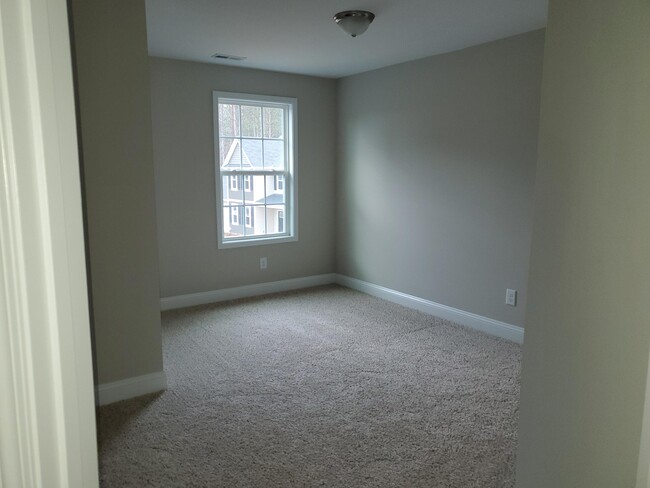 Building Photo - 560 Hampstead Pl
