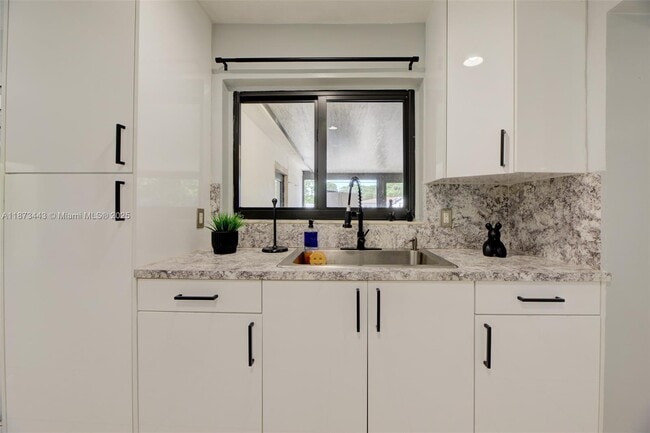 Building Photo - 1240 Peri St