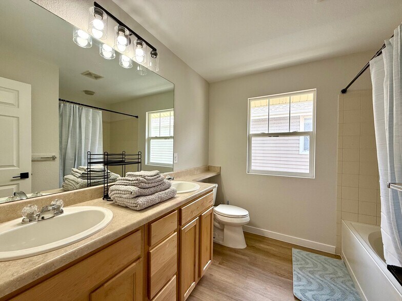 Building Photo - 2132 Clipper Way