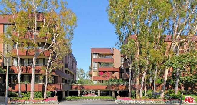 Building Photo - 300 N Swall Dr