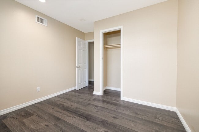 Building Photo - Single family home for rent 4bed/2bath! -$...