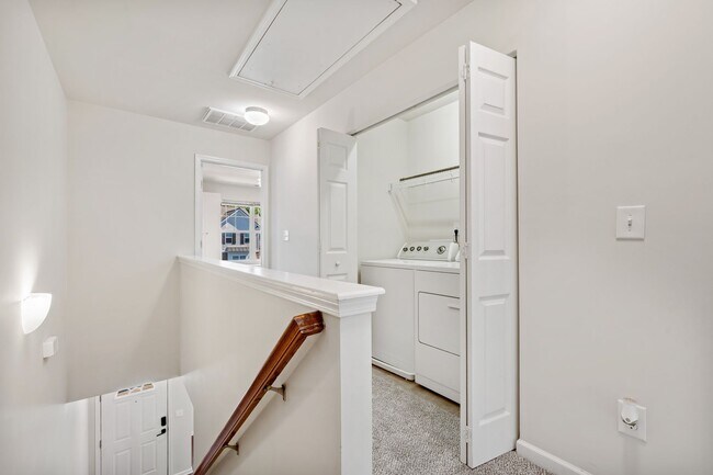 Building Photo - 2be / 2.5ba Townhome Near Hope Valley Farms!
