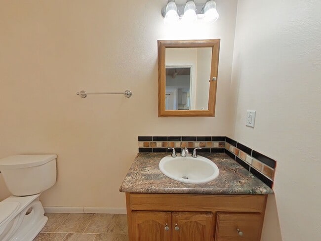 Building Photo - Huge 5 Bedroom Cabin-Style Home on 2+ Wood...