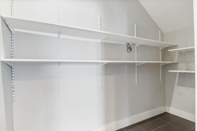 Building Photo - 303 Islington St