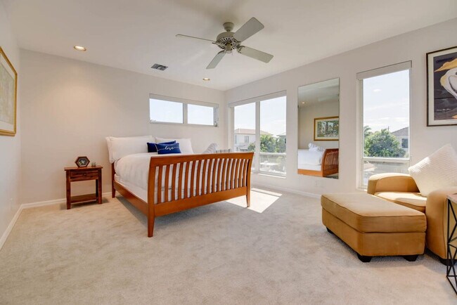 Building Photo - 8 Floral Ave