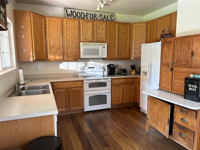 Building Photo - Welcome to your new home!  3 beds, 2.5 bat...