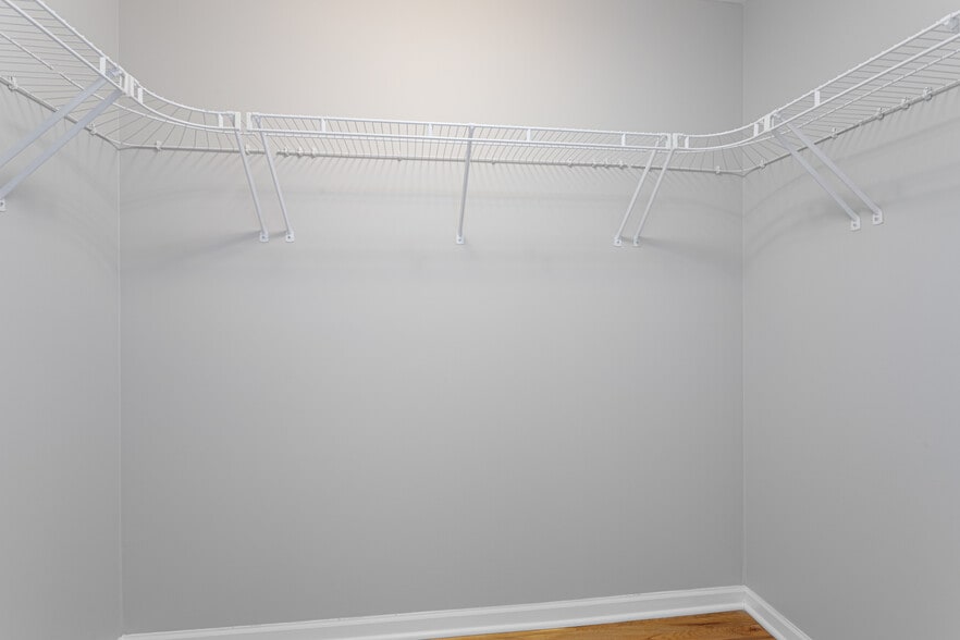 Walk-in Closet - 1717 S Prairie Ave
