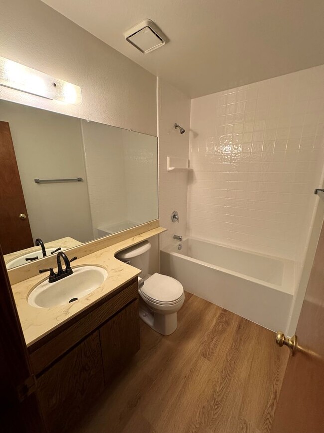 Building Photo - Spacious Central Ventura Home