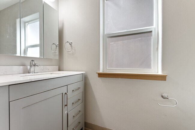 Building Photo - 3Bed/1.5 Bath House available