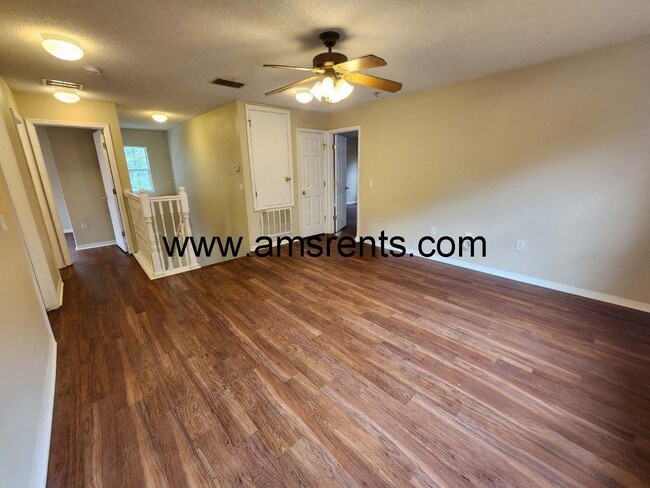 Building Photo - Delightful 3 bedroom 2.5 bath House