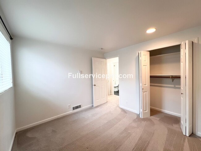 Building Photo - Stylish and Updated Newport Crest Condo