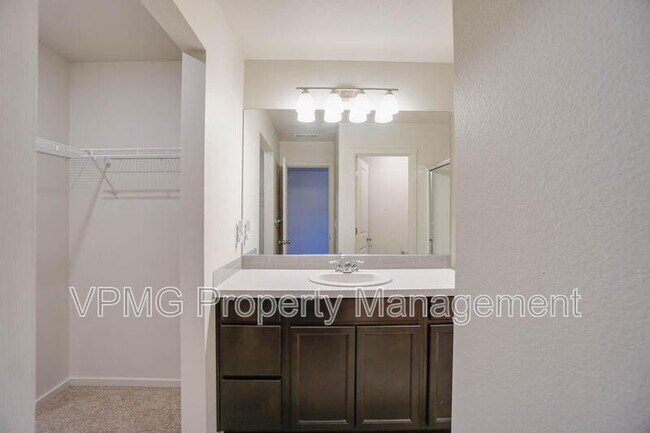 Building Photo - 2105 NE 118th Pl