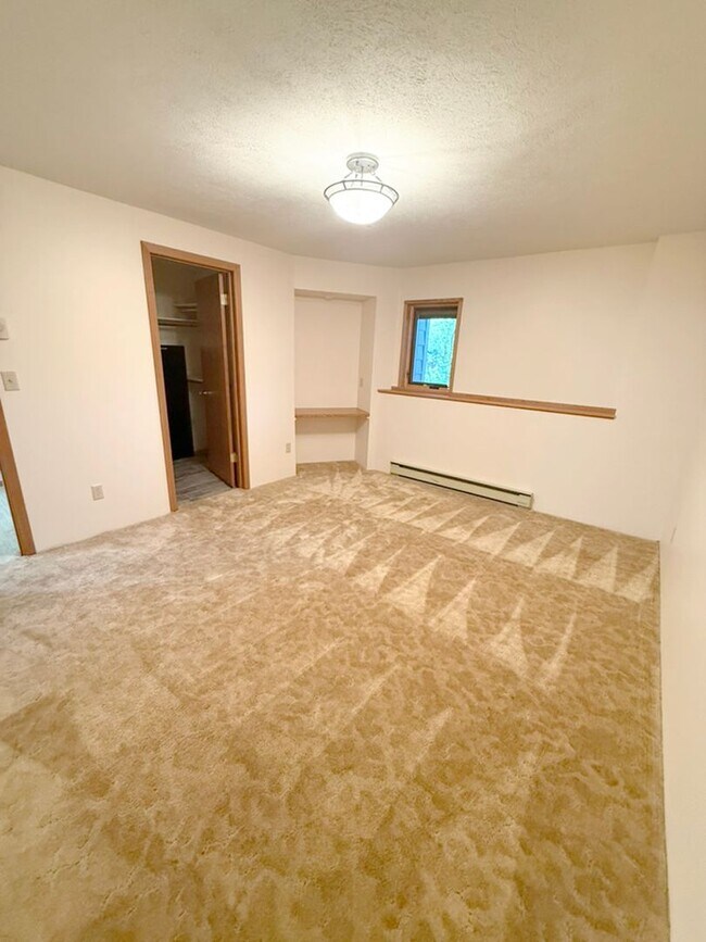 Building Photo - Private and Quiet Six Bedroom Home on 1 Acre, Southside Bozeman
