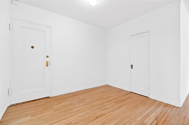 Building Photo - 2 Greenridge Ave