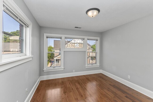 Building Photo - 835 Cherry St SE