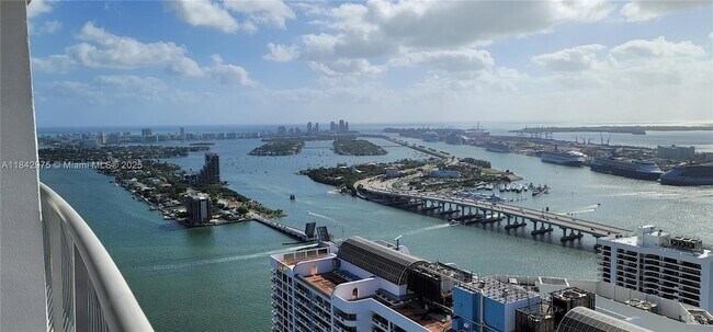 Building Photo - 1750 N Bayshore Dr