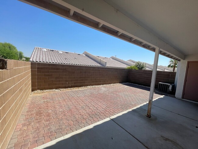 Building Photo - YUMA MEADOWS TOWNHOUSE W/ POOL ACCESS!
